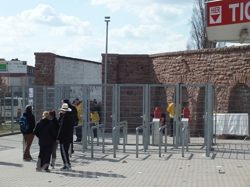 halle04042015_326.jpg